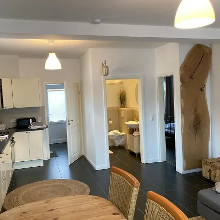 Zu Hause Am Nord-ostsee-kanal, *